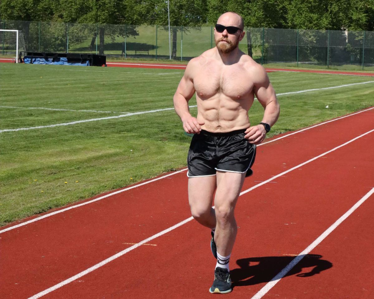 Josef Eriksson running on a track