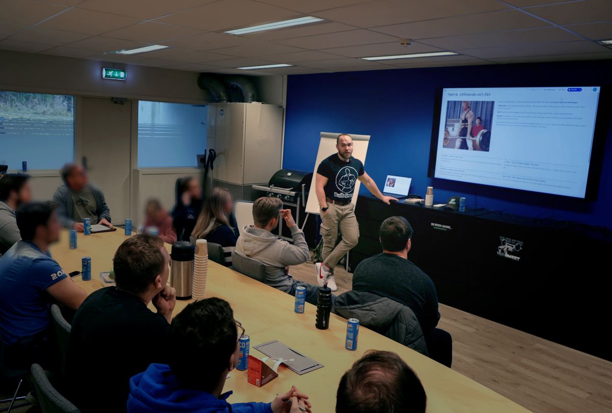 Josef håller workshop och visar en presentation för en grupp lyftare